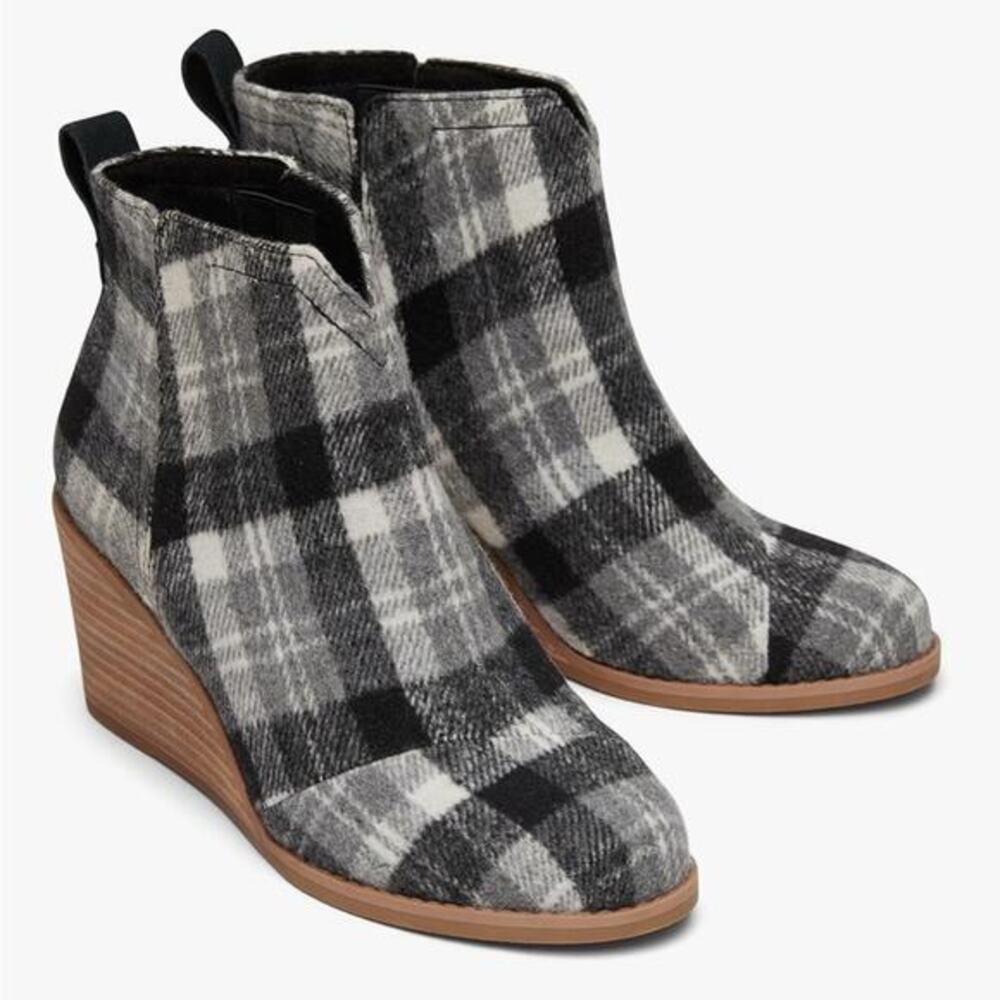 NEW TOMS CLARE BOOTS Flannel Plaid Ankle Booties Black Gray Sz 8